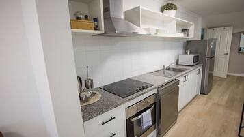 Apartment, Terrace (Apartment 3) | Dapur peribadi | Pembancuh kopi/teh, peti sejuk/penyejuk beku saiz penuh