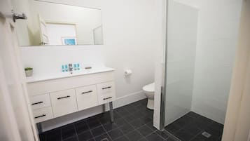 Lägenhet Standard - 1 sovrum - icke-rökare - kök (Apartment 2) | Badrum | Badkar/dusch, gratis toalettartiklar, hårtork och handdukar