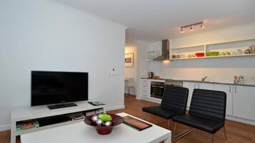 Apartamento estándar, 1 habitación, no fumadores, cocina (Apartment 3) | Zona de estar | Una televisión de pantalla plana, un reproductor de DVD