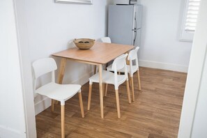 Standard Apartment, 2 Bedrooms, Non Smoking, Kitchen (Apartment 4) | 1 bedroom, iron/ironing board, WiFi (free), bed sheets - Albany Central Apartments (Albany)