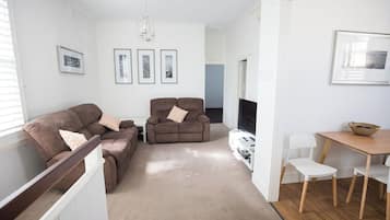 Apartamento estándar, 2 habitaciones, no fumadores, cocina (Apartment 4) | Zona de estar | Una televisión de pantalla plana, un reproductor de DVD