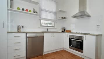 Apartamento standard, 2 quartos, para não fumantes, cozinha (Apartment 4) | Cozinha privada | Geladeira grande, micro-ondas, cooktop, lava-louças