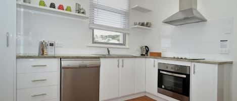 Appartement Standard, 2 chambres, non-fumeurs, cuisine (Apartment 4) | Cuisine privée | Grand réfrigérateur, micro-ondes, plaque de cuisson, lave-vaisselle