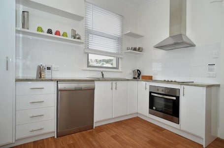 Refrigerador con freezer, microondas, placa de cocina, lavavajillas
