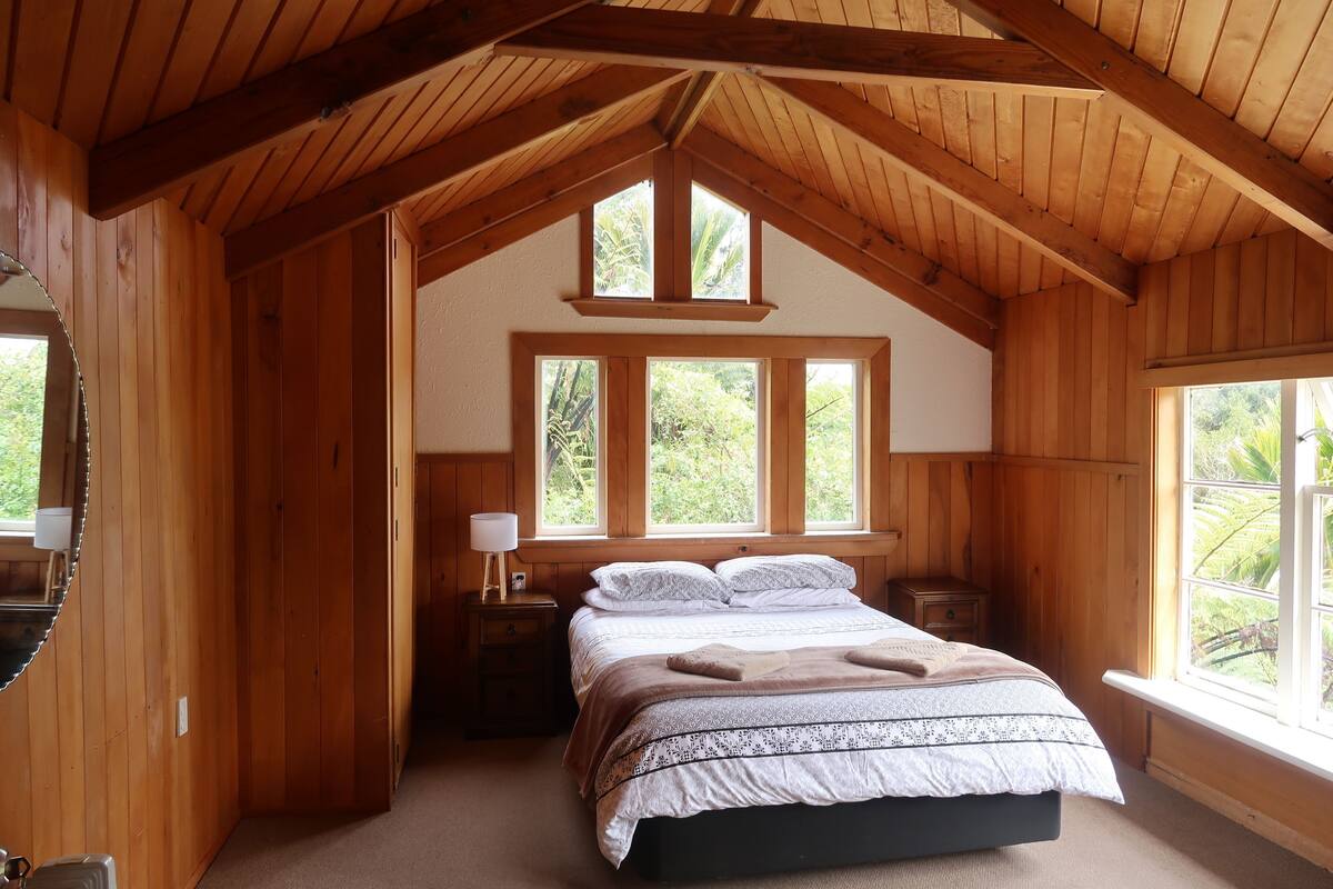 Standard Suite, 1 Bedroom, Non Smoking, Shared Bathroom (Te Nikau Lodge King) | WiFi (free)