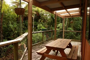 Garden view - Te Nikau Retreat - Hostel (Te Miko)