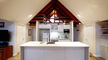 Premier Villa, 3 Bedrooms (Two bath Villa 8) | Private kitchen | Fridge, microwave, oven, stovetop