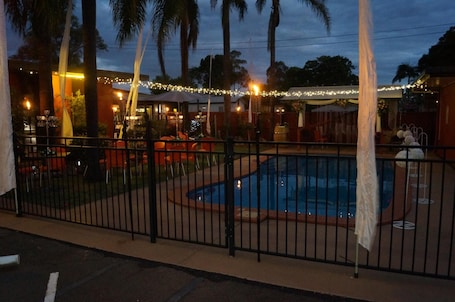 Una piscina al aire libre