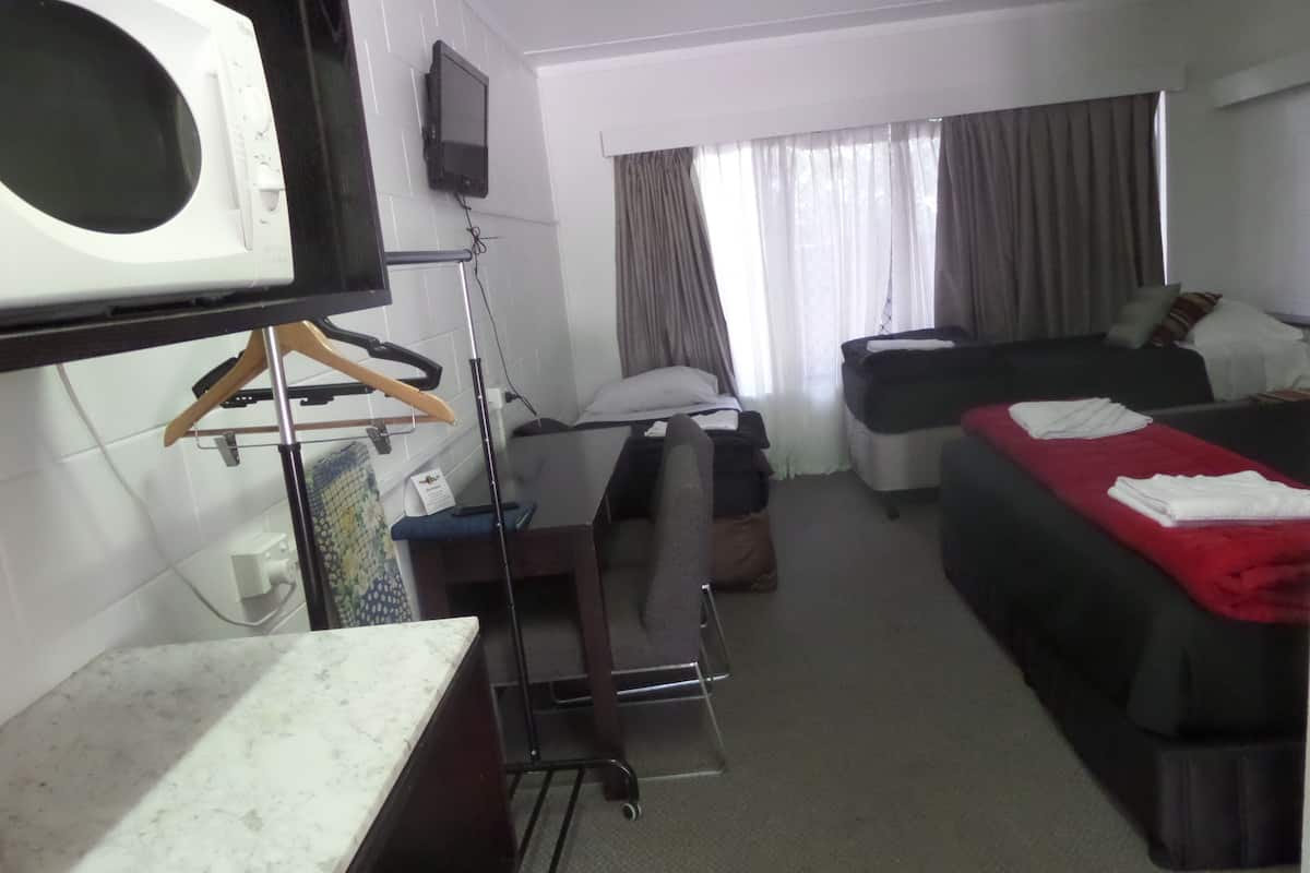Standaard suite, 1 slaapkamer, niet-roken, kitchenette (Large Room) | Een bureau, een strijkplank/strijkijzer, gratis wifi, beddengoed