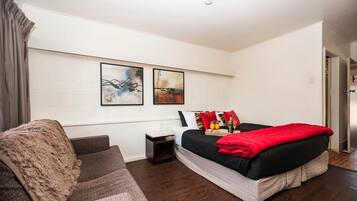 Desk, iron/ironing board, free WiFi, bed sheets