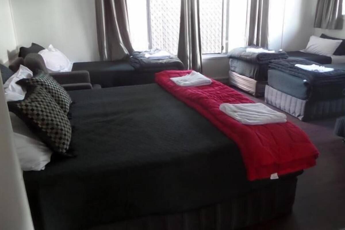 Estudio familiar, 1 habitación, no fumadores, cocina básica | Escritorio, tabla de planchar con plancha, wifi gratis y ropa de cama