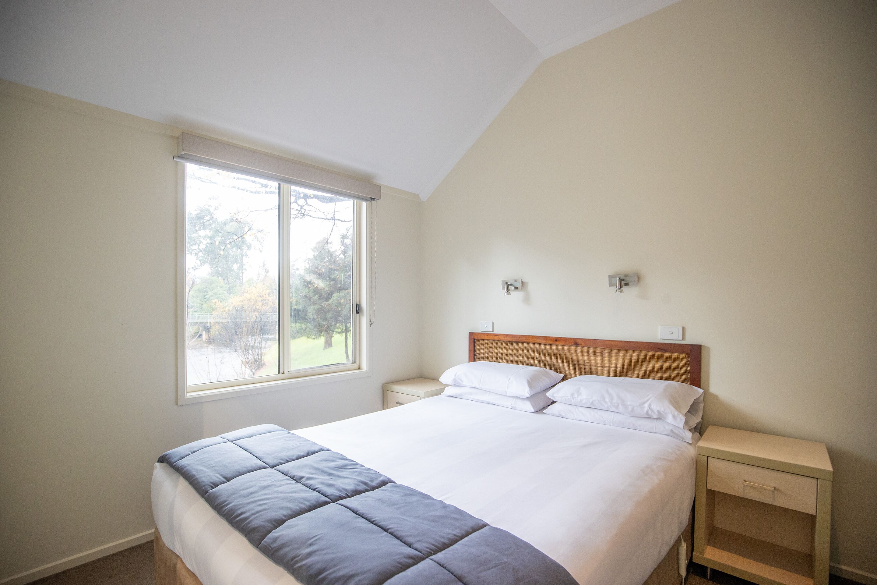 River Spa Cabin | Free WiFi, bed sheets