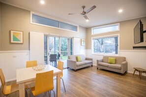 Villa, 2 habitaciones, con acceso para personas discapacitadas | Área de sala de estar | Televisión LCD de 44 pulgadas con canales digitales y televisión 