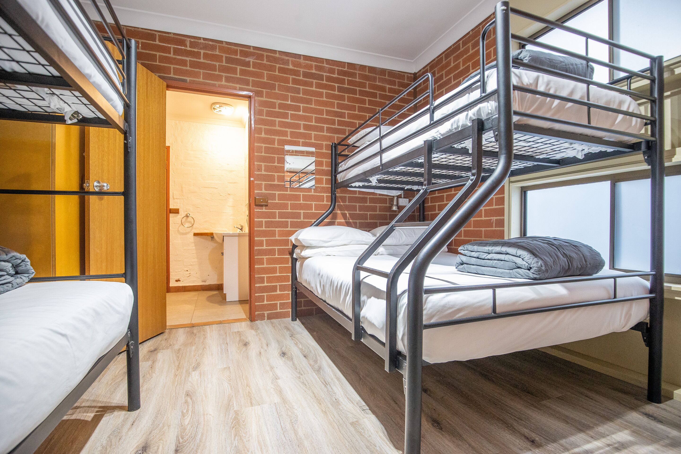 Habitación básica, dormitorio mixto | Wifi gratis y ropa de cama 