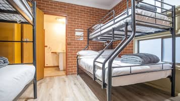 Habitación básica, dormitorio mixto | Wifi gratis y ropa de cama