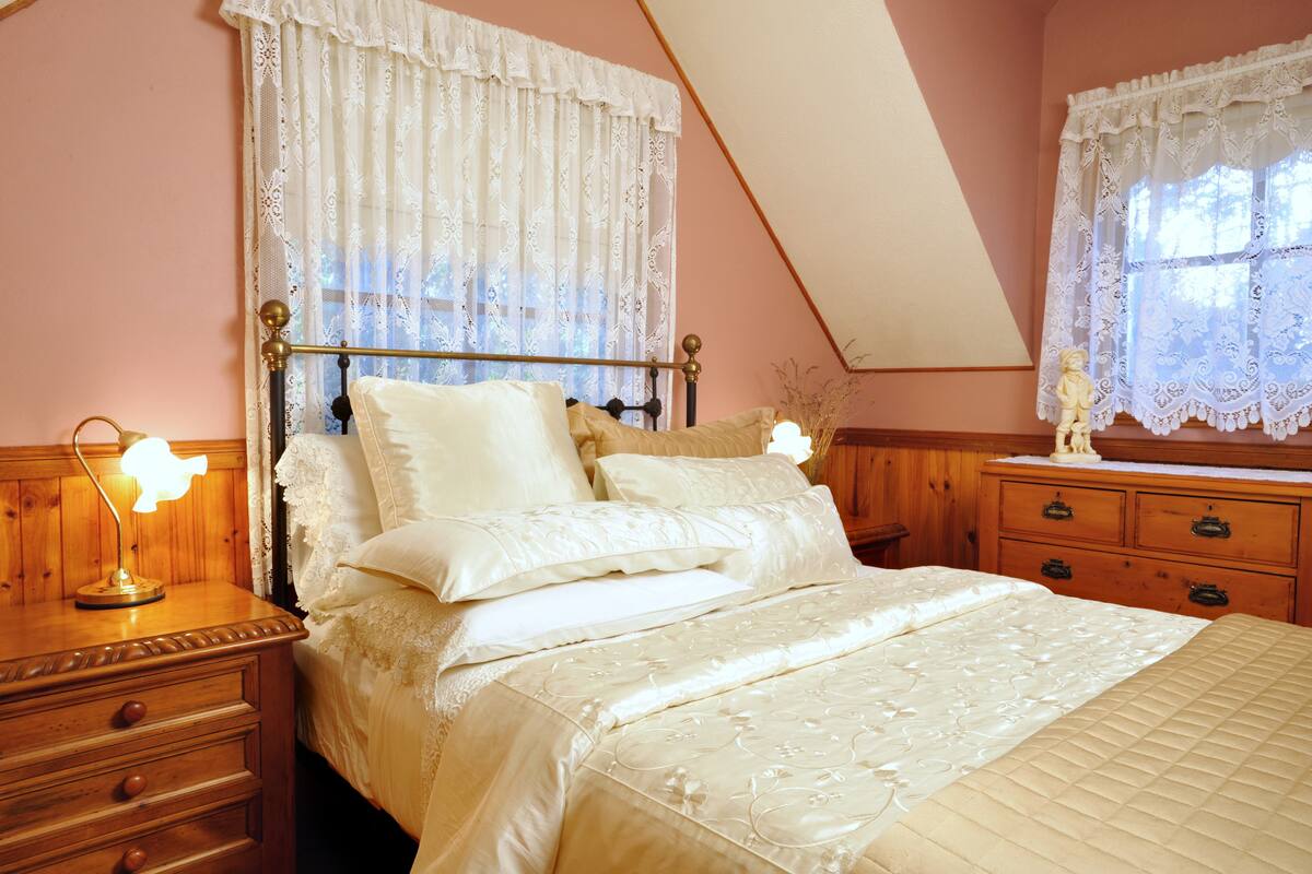 Cribs (surcharge), WiFi (free), bed sheets
