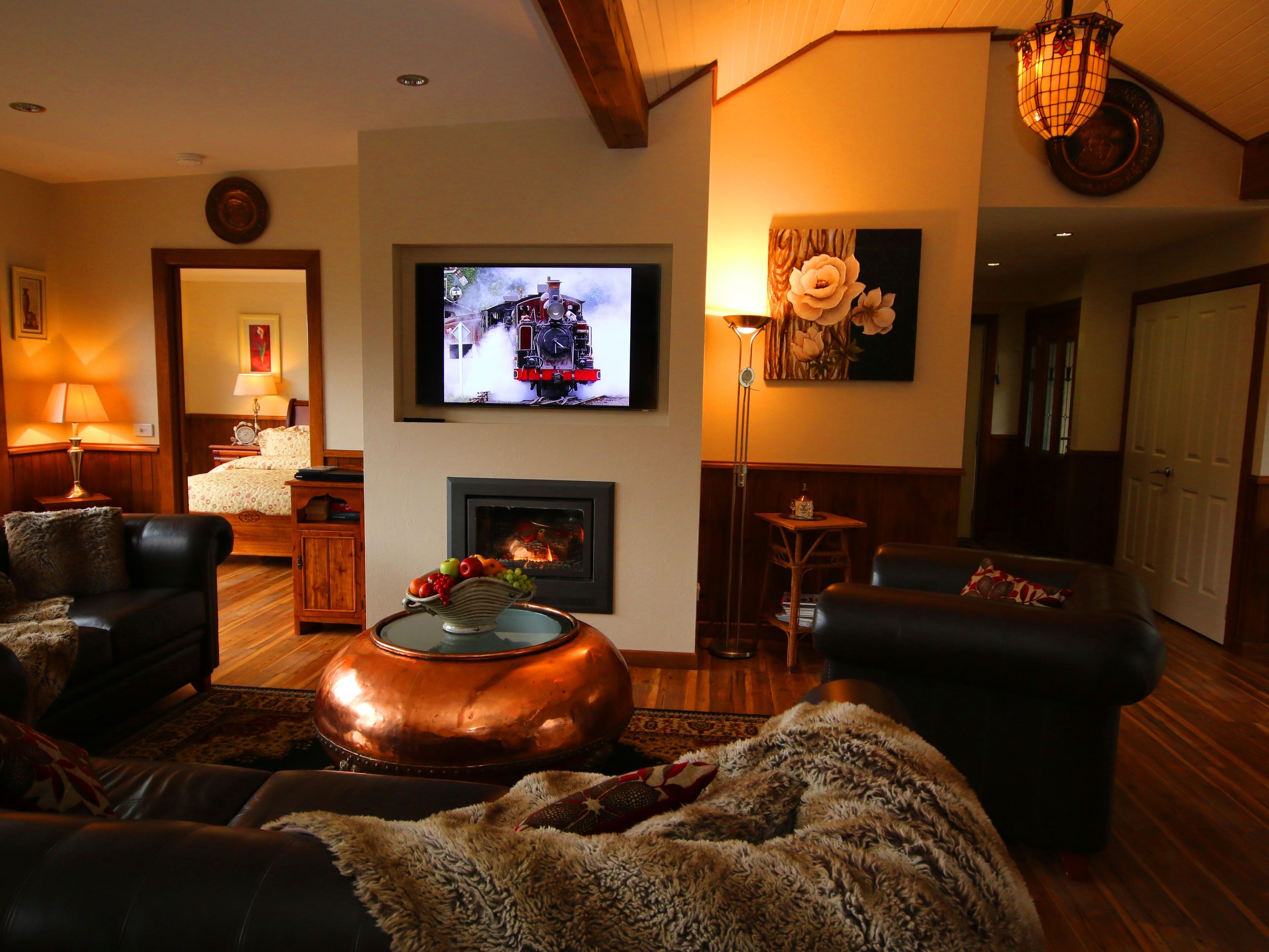 LED 電視、壁爐、DVD 播放機