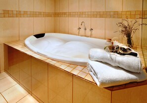 Set di cortesia gratuito, asciugacapelli, accappatoio, asciugamani