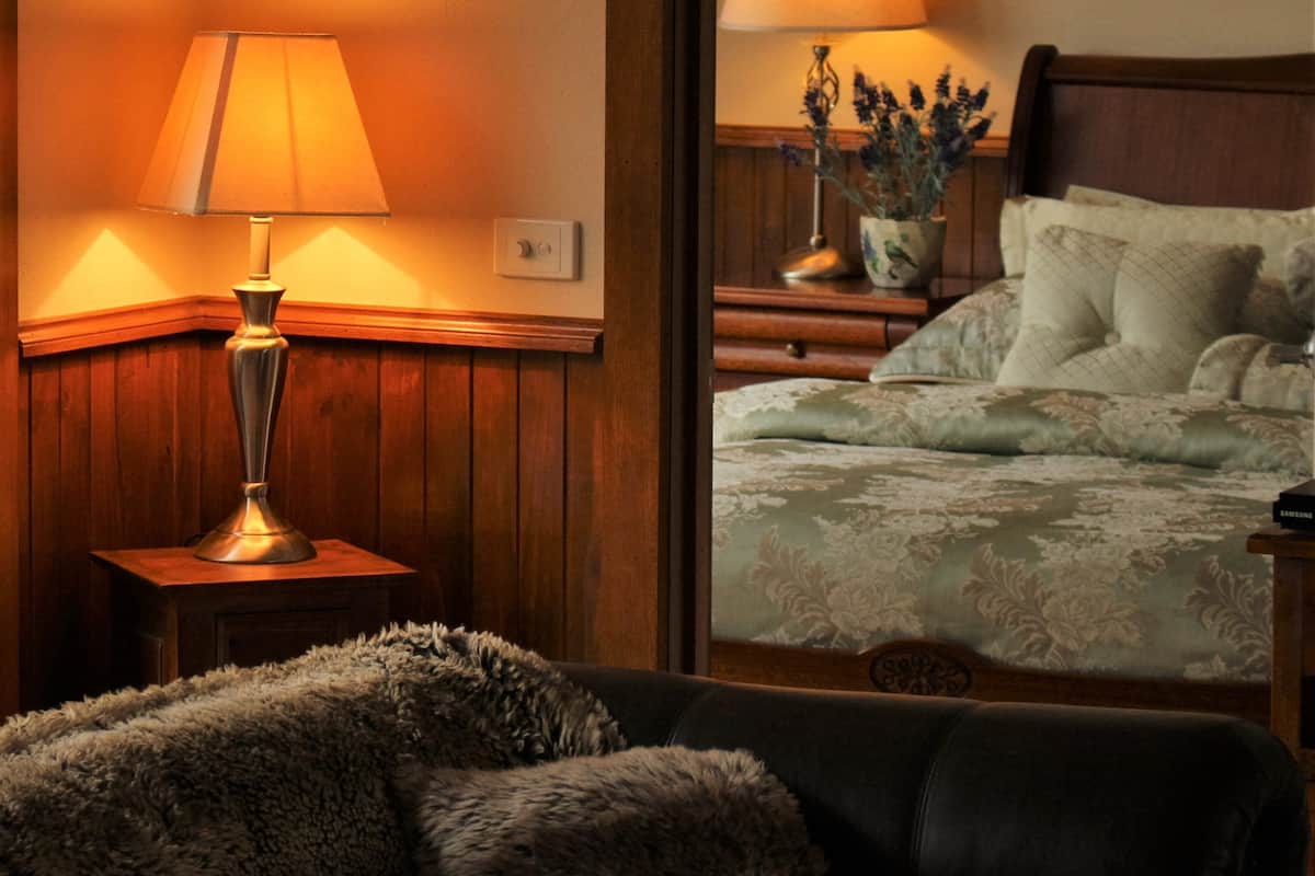 Cribs (surcharge), WiFi (free), bed sheets