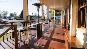 3 Bars/Lounges