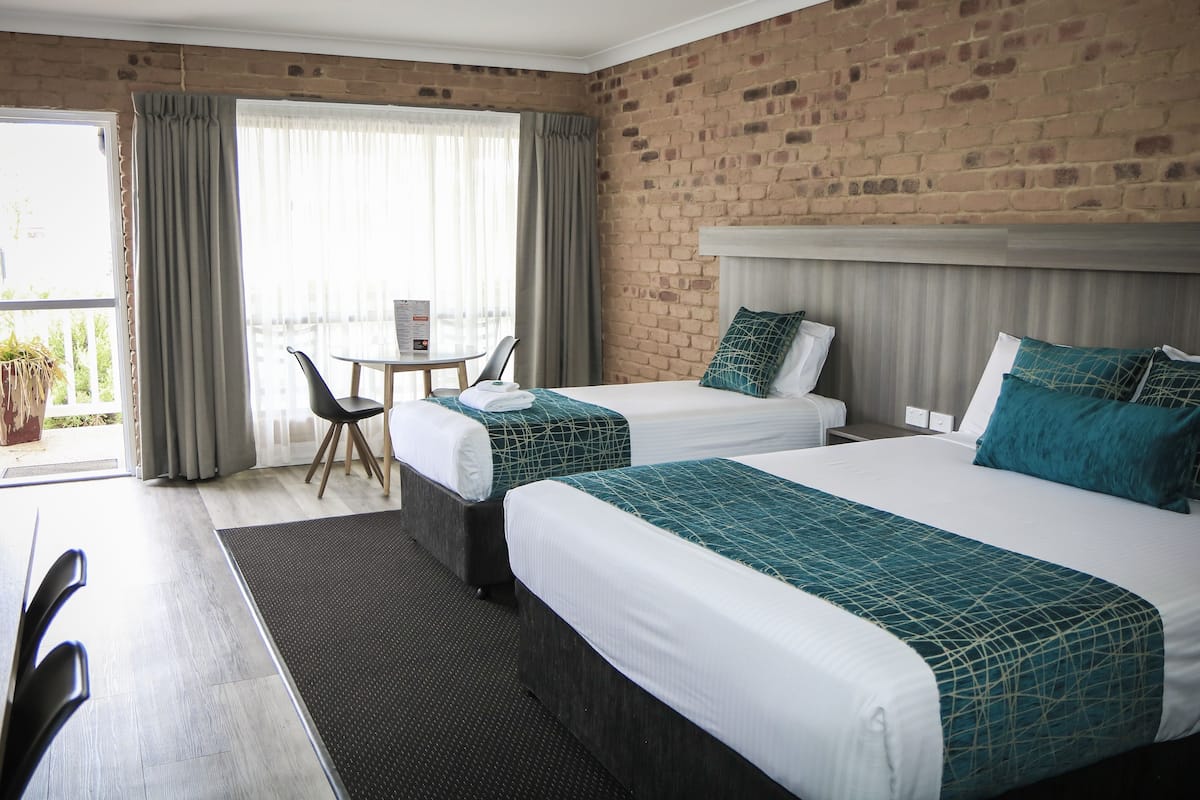 Deluxe Unit | Desk, iron/ironing board, free WiFi, bed sheets