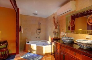 Camera Standard, non fumatori, idromassaggio (Empress Queen Suite) | Bagno | Asciugacapelli, asciugamani