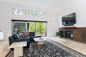 LCD-tv, eldstad och dvd-spelare