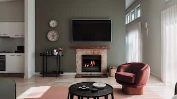 Villa Luxury, 1 letto king, non fumatori, caminetto | Area soggiorno | TV LCD 55 pollici con canali via cavo, TV, caminetto