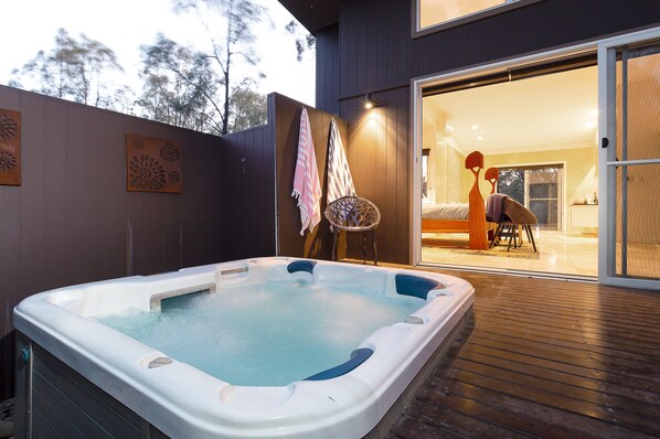 Tina de hidromasaje al aire libre