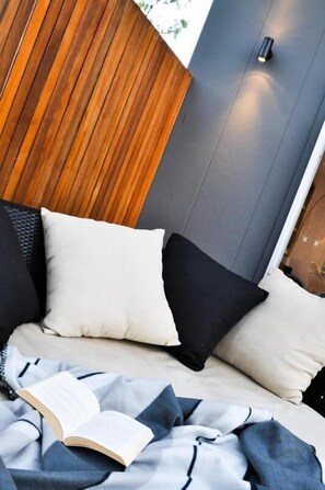 Ropa de cama de alta calidad, edredón, camas con pillow-top y minibar