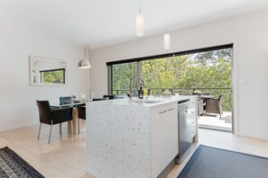 Televisión LCD, chimenea y reproductor de DVD