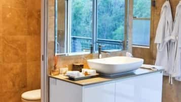 Villa de lujo, hidromasaje, vista al valle | Baño | Tina y regadera independientes y tina de hidromasaje