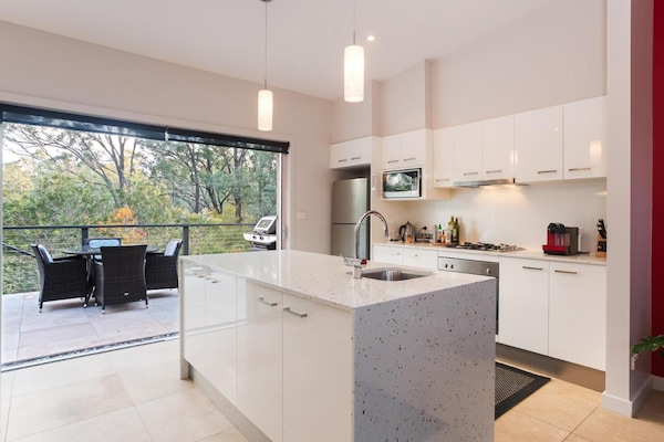 Full-sized fridge, microwave, oven, stovetop
