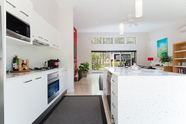 Full-size fridge, microwave, oven, stovetop