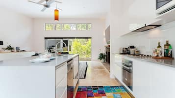 Refrigerador con congelador, microondas, horno y parrilla de estufa