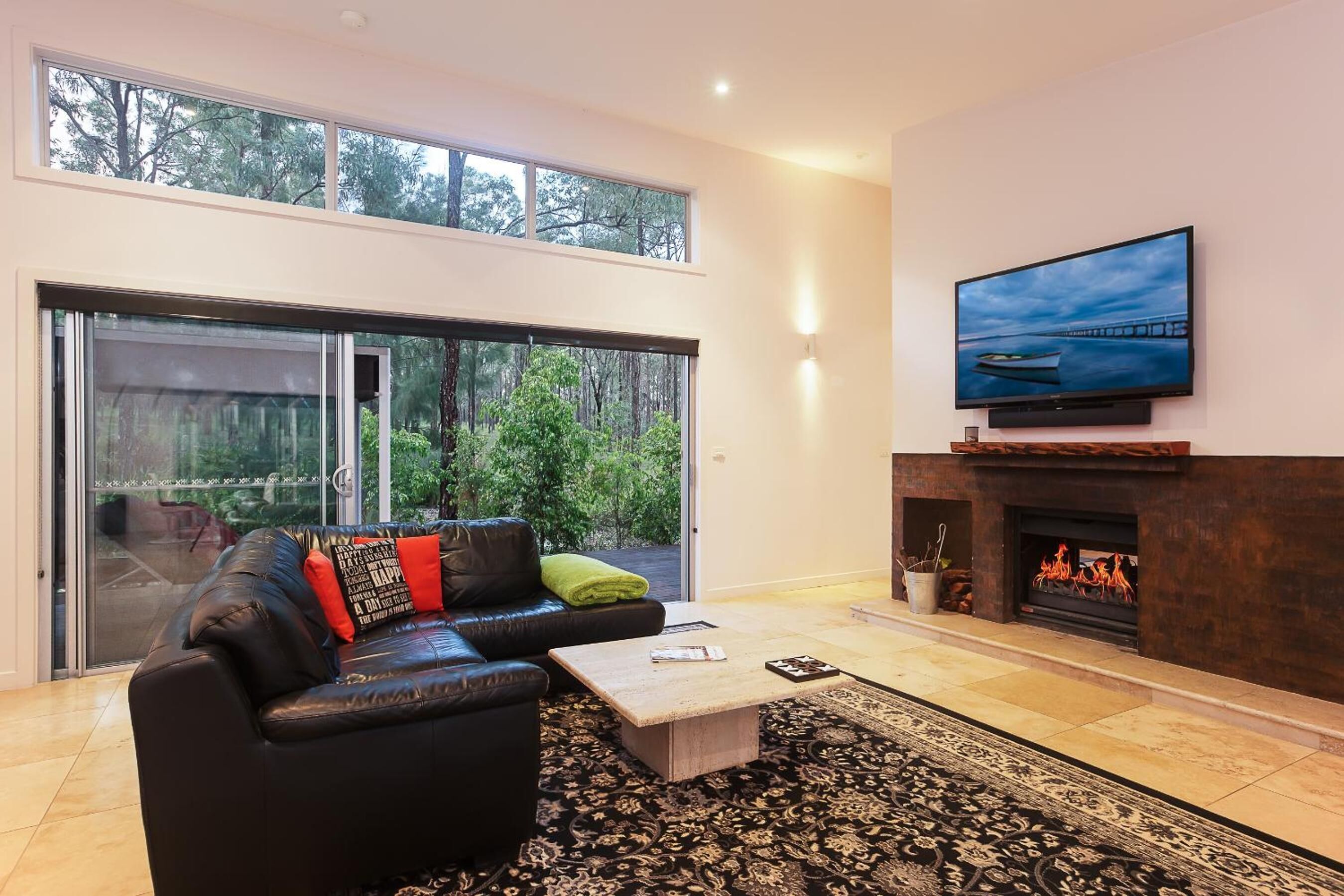 Villa de lujo, hidromasaje, vista al valle | Sala de estar | Televisión LCD, chimenea, Netflix y servicios de streaming 