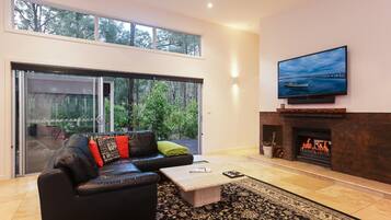 Villa de lujo, hidromasaje, vista al valle | Sala de estar | Televisión LCD, chimenea, Netflix y servicios de streaming