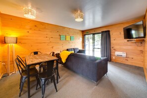 ห้องพัก, 2 ห้องนอน (2 Bedroom Motel - 6 Berth) | บริการอาหารในห้องพัก