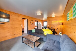 Quarto, 2 quartos (2 Bedroom Motel - 6 Berth) | Área de estar