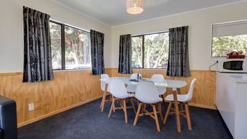 2 Bedroom Motel - 4 Berth | In-room dining
