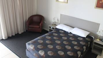 Executive Studio, Non Smoking (Executive Queen Room) | Premium bedding, desk, soundproofing, iron/ironing board