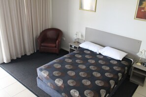 Executive Studio, Non Smoking (Executive Queen Room)