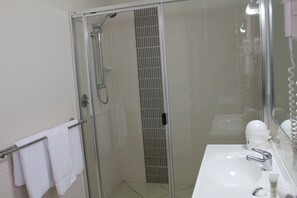 Studio dành cho gia đình, không hút thuốc | Phòng tắm | Buồng tắm vòi sen, đồ dùng nhà tắm miễn phí, máy sấy tóc, khăn tắm 