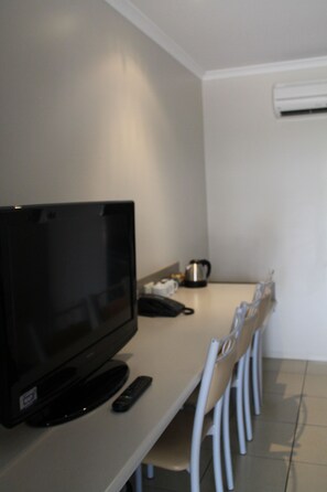 Premium bedding, desk, soundproofing, iron/ironing board - Blackwater Motor Inn (Blackwater)