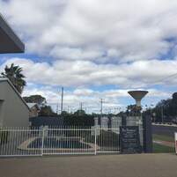Una piscina al aire libre, sillones reclinables de piscina