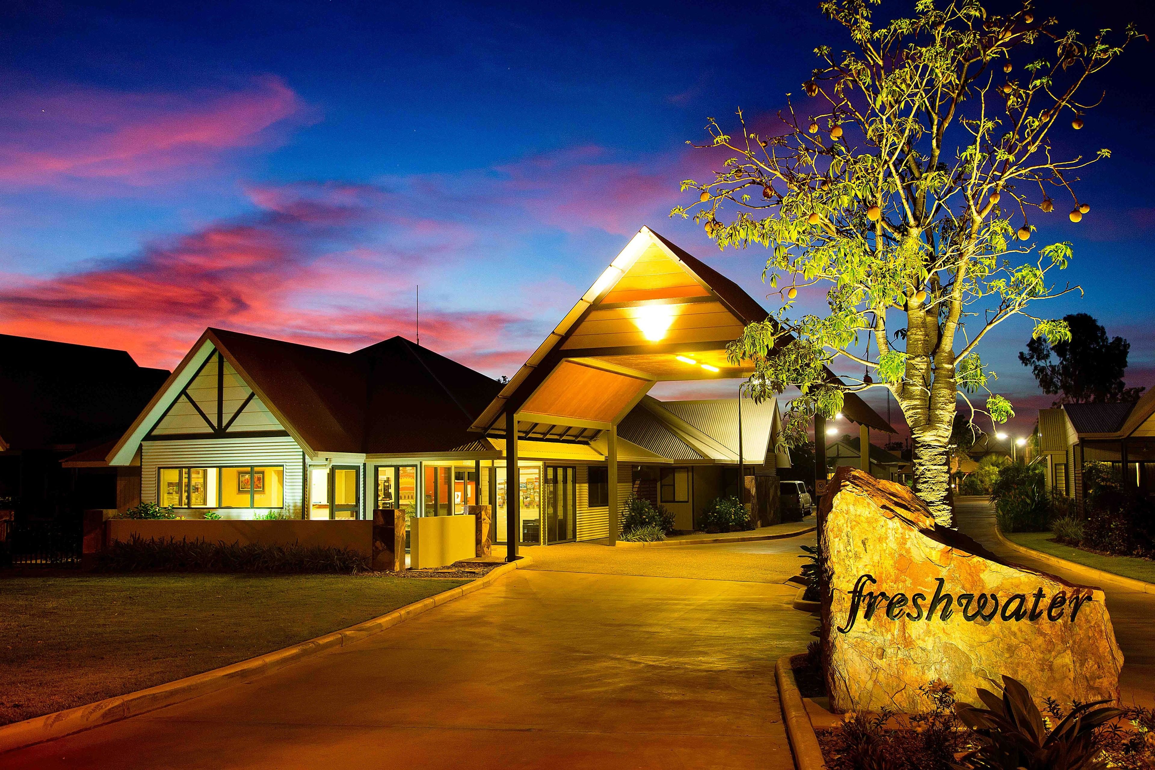 Boendets fasad - kväll/natt