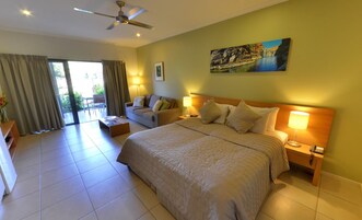 Estúdio | Cortinas blackout, ferros/tábuas de passar roupa, berço de viagem