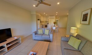 สแตนดาร์ดอพาร์ทเมนท์, หลายห้องนอน, ปลอดบุหรี่, ห้องครัว (3 Bedroom Apartment) | ครัวส่วนตัว | ไมโครเวฟ, กาต้มน้ำไฟฟ้า, เตาปิ้งขนมปัง, เก้าอี้กินข้าวสำหรับเด็ก