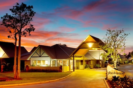 Fachada de la propiedad por la tarde o noche