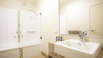 Ein Badezimmer mit Badewanne, Waschbecken und Spiegel.